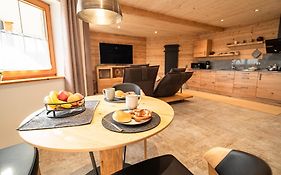 Luxus Chalet im Allgäu - Zirbenholz Schlafzimmer - Terrasse mit Bergblick - Infrarotkabine